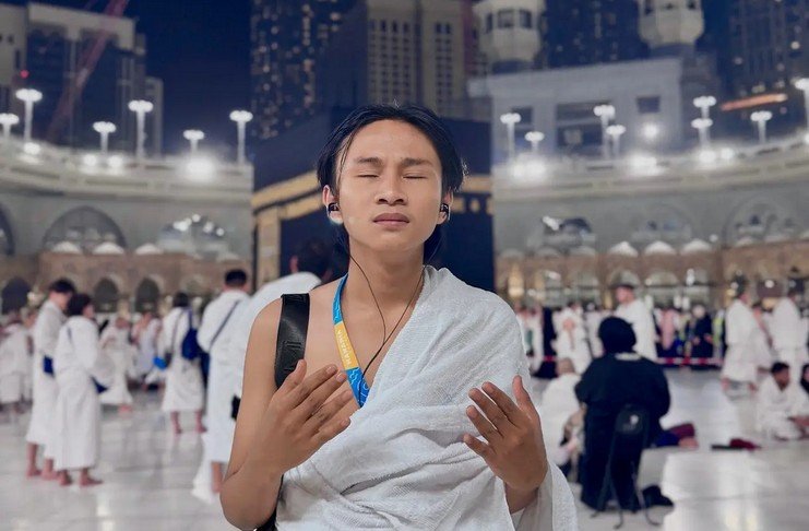 Fajar Sadboy Terharu Jalani Ibadah ke Tanah Suci dengan Umroh Tour and Travel