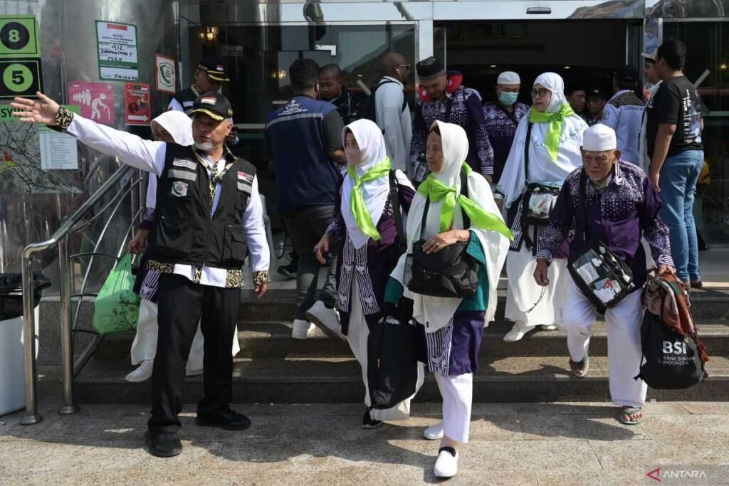 Biaya Haji Kemenag untuk Program Haji Plus Mahal karena 2 Faktor Tip Menghindari Penipuan bagi Calon Jemaah dengan Visa Haji Mujamalah Jangan Salah Pilih! Begini Rincian Biaya Haji Khusus Kemenag yang Asli