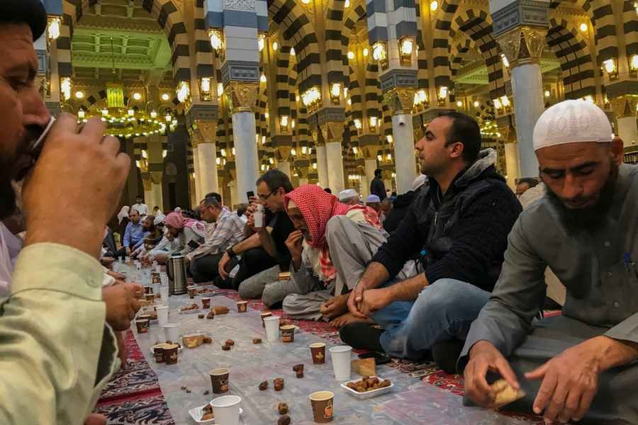 Panduan Berbagi Takjil Saat Umroh Ramadhan 2025