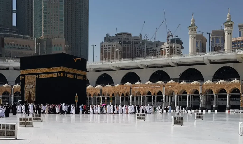 Umroh dan Haji: Saat Orang Baru Belajar Ikhlas dalam Keramaian