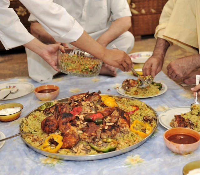 Makan Sudah Termasuk Paket Umroh, Tapi Jamaah Tetap Perlu Bawa Apa?